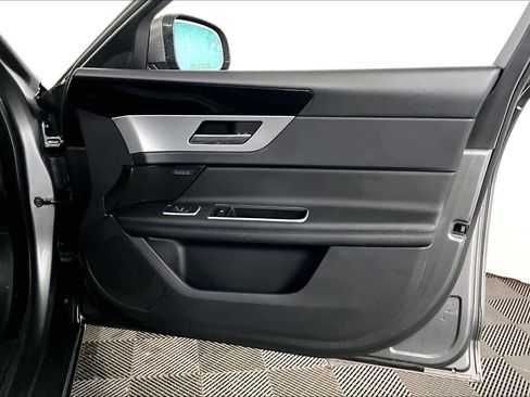 Used 2017 Jaguar XF Prestige image 22