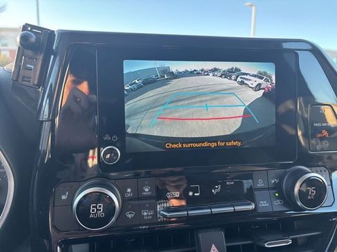 Used 2023 Toyota Highlander XLE image 11