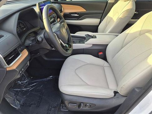 Used 2025 Toyota Grand Highlander AWD image 15