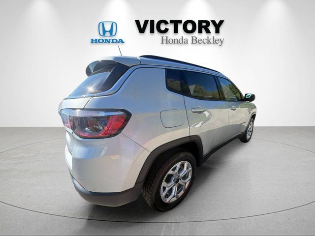 Used 2025 Jeep Compass Latitude AWD/4WD image 5