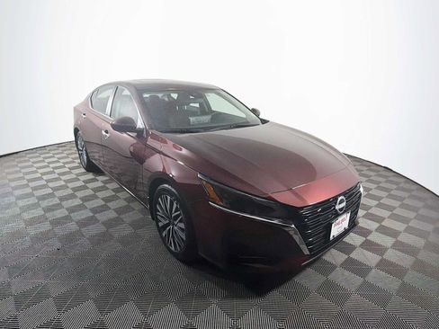 Used 2025 Nissan Altima 2.5 SV w/ SV Premium Package FWD image 3