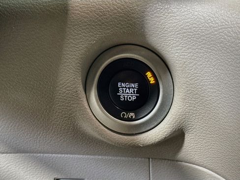 Used 2022 Chrysler Pacifica Touring-L FWD image 21