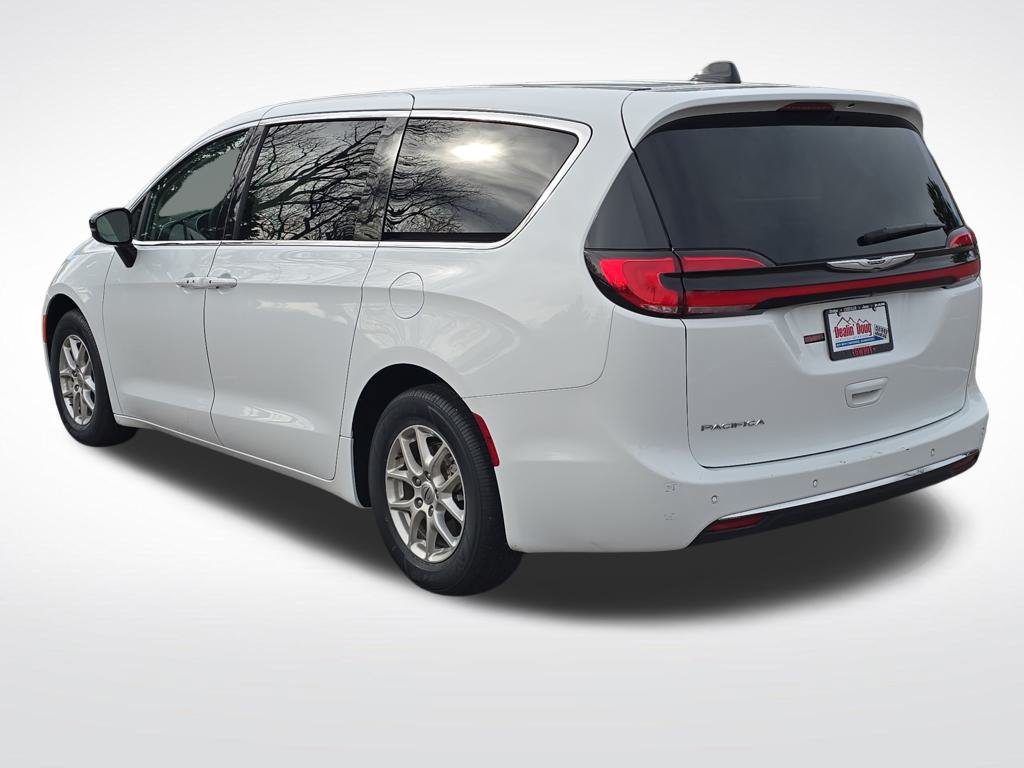 Used 2024 Chrysler Pacifica Touring-L FWD image 3