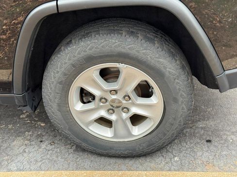 Used 2014 Jeep Grand Cherokee Laredo w/ Security & Convenience Group image 5