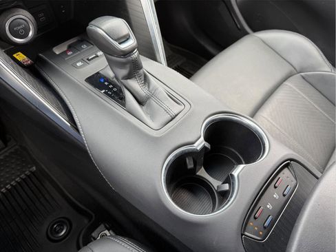 Used 2024 Toyota Venza Limited image 20