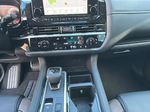 Used 2025 Nissan Pathfinder Platinum image 21