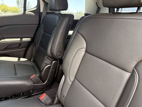 Used 2023 GMC Acadia SLT w/ Preferred Package FWD image 13