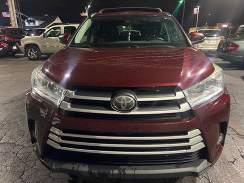 Used 2017 Toyota Highlander SE image 2