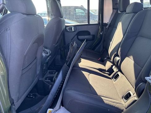 Used 2023 Jeep Gladiator Sport AWD/4WD image 9