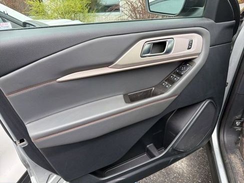 Used 2025 Ford Explorer Active AWD/4WD image 6