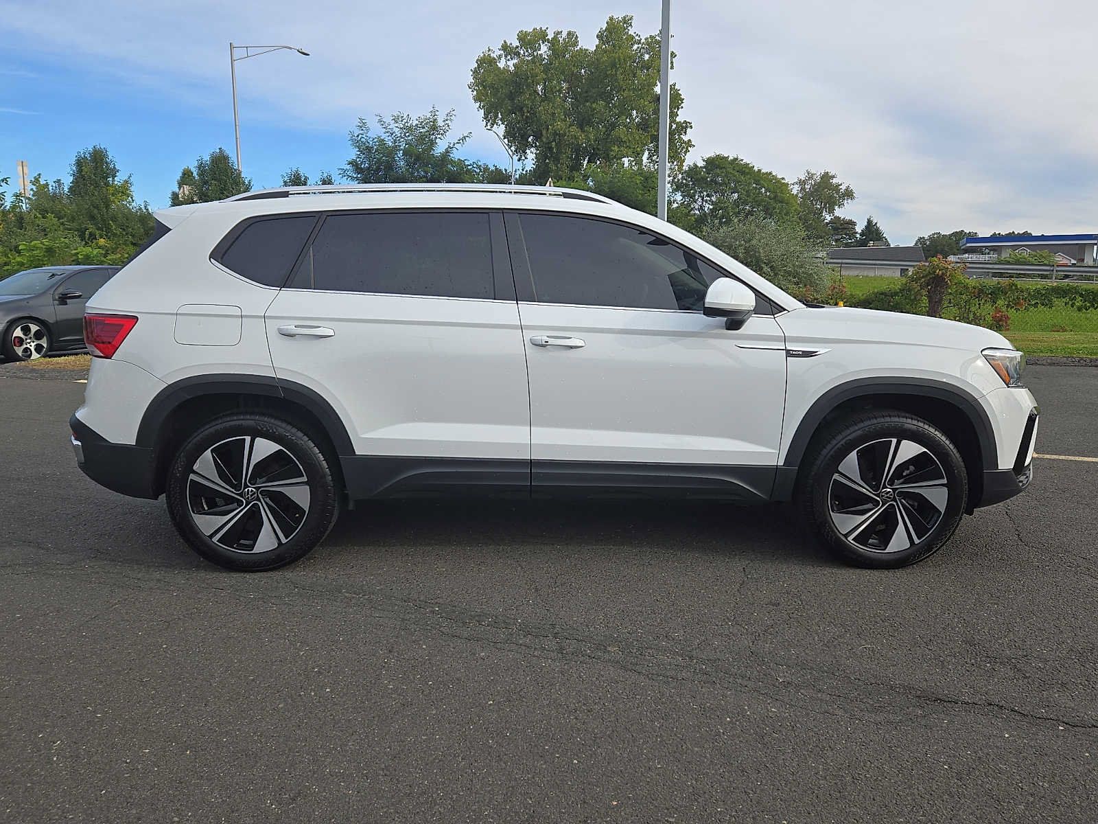 Used 2024 Volkswagen Taos SE w/ Panoramic Sunroof Package AWD/4WD image 7
