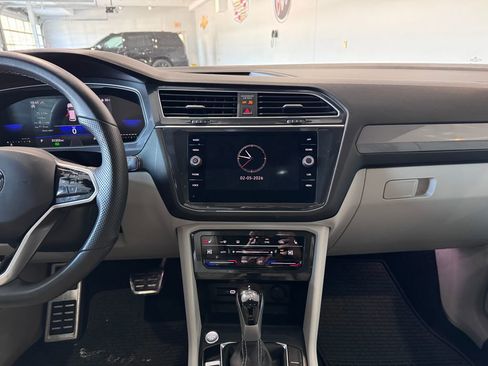 Used 2024 Volkswagen Tiguan SE R-Line image 17