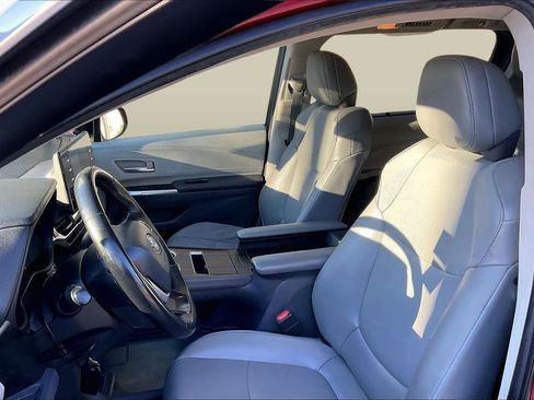 Used 2021 Toyota Sienna XLE image 8