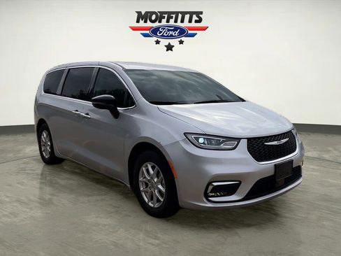 Used 2024 Chrysler Pacifica Touring-L image 8
