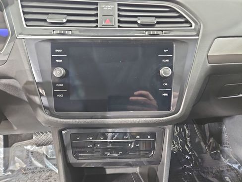 Certified 2024 Volkswagen Tiguan SE w/ Panoramic Sunroof Package image 21