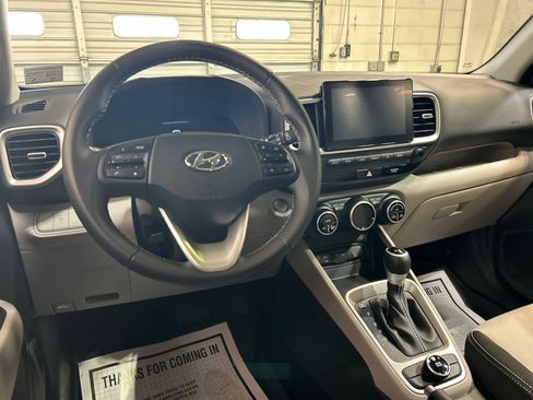 Used 2025 Hyundai Venue SEL image 4