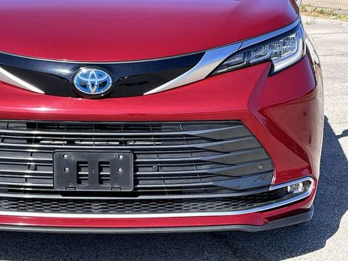 Used 2024 Toyota Sienna Limited FWD image 8
