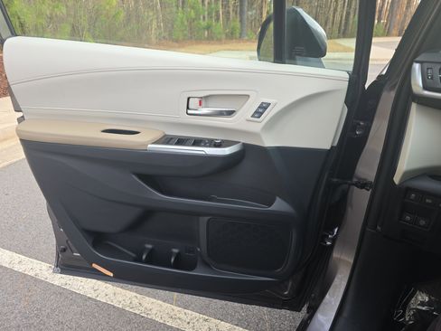 Certified 2021 Toyota Sienna Limited image 28