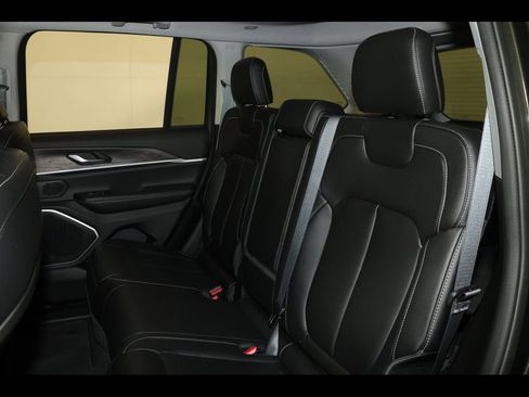 Used 2023 Jeep Grand Cherokee Limited image 31