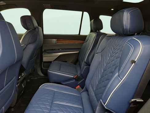 New 2026 Cadillac Vistiq Premium Luxury w/ LPO, Floor Liner Package AWD/4WD image 16