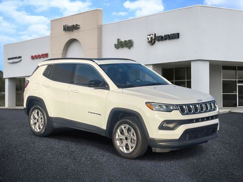 Certified 2025 Jeep Compass Latitude w/ Sun & Sound Group AWD/4WD image 1