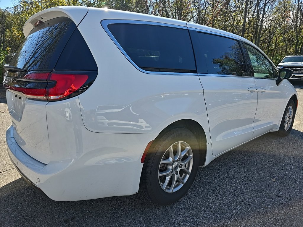 Used 2025 Chrysler Pacifica Select FWD image 8