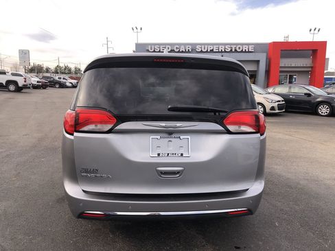 Used 2018 Chrysler Pacifica Touring-L image 11