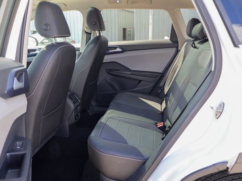 Used 2024 Volkswagen Taos SE image 9