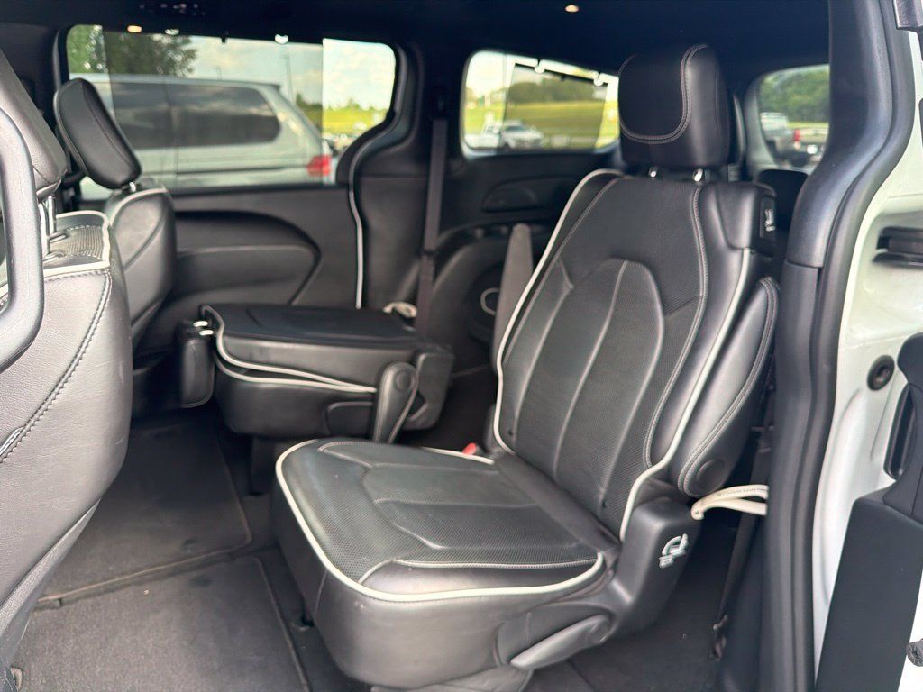Used 2025 Chrysler Pacifica Limited FWD image 10