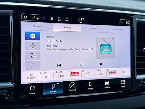 Used 2023 Chrysler Pacifica Touring-L image 26