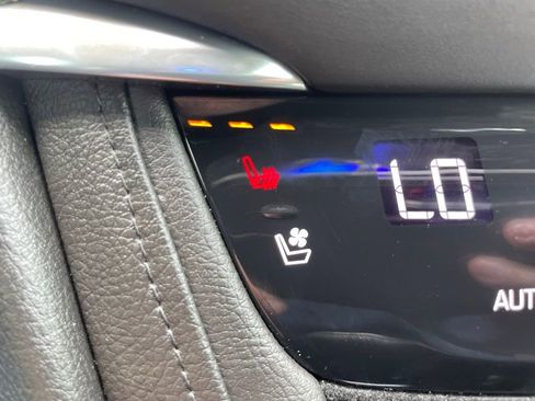Used 2017 Cadillac XT5 Platinum AWD/4WD image 28