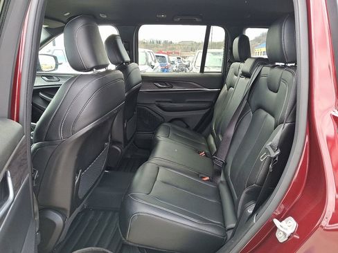 Used 2025 Jeep Grand Cherokee Limited w/ Black Appearance Package image 10