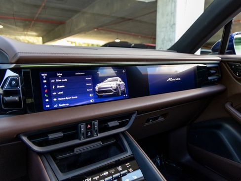 Certified 2025 Porsche Macan 4 Electric image 34