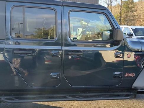 Used 2025 Jeep Gladiator Mojave w/ Convenience Group image 8