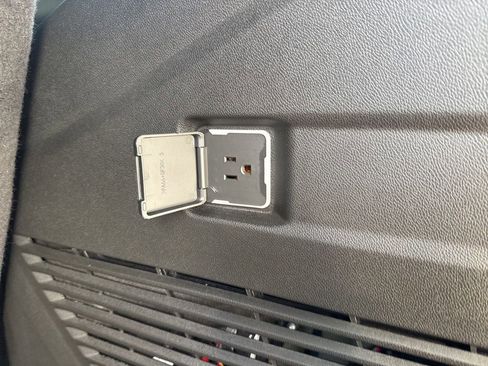 Used 2024 GMC Yukon SLT image 46