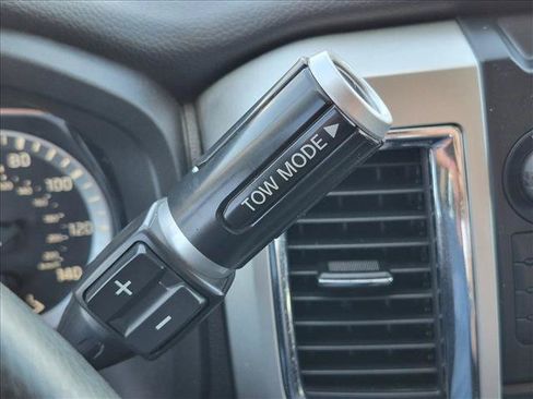 Used 2019 Nissan Titan SV w/ SV Convenience Package RWD image 11
