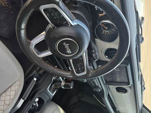 Used 2023 Jeep Gladiator Overland image 10