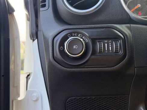 Used 2018 Jeep Wrangler Unlimited Sahara w/ Cold Weather Group AWD/4WD image 19