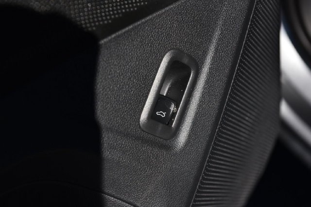 Used 2025 Volkswagen Tiguan SE AWD/4WD image 9
