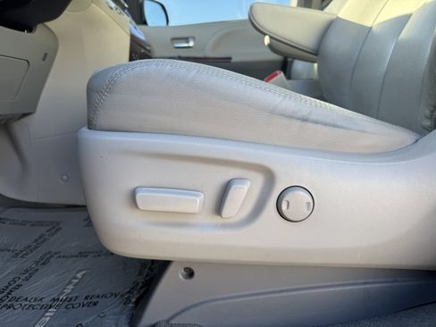 Used 2012 Toyota Sienna XLE image 11