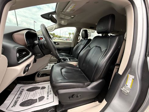 Used 2020 Chrysler Voyager Lxi image 13
