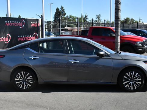Used 2025 Nissan Altima 2.5 SV FWD image 9