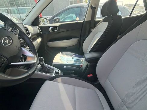 Used 2025 Hyundai Venue SEL FWD image 4