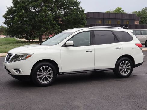 Used 2016 Nissan Pathfinder SV AWD/4WD image 10