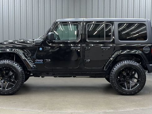 Used 2024 Jeep Wrangler Unlimited w/ Convenience Group AWD/4WD image 2