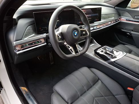 Used 2025 BMW i7 xDrive60 w/ Premium Package AWD/4WD image 9