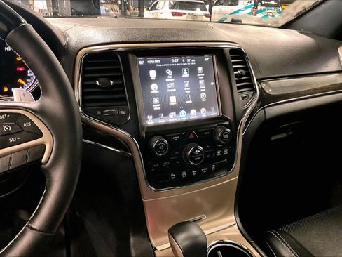 Used 2017 Jeep Grand Cherokee Overland image 19