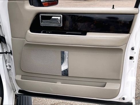 Used 2017 Lincoln Navigator Select AWD/4WD image 23