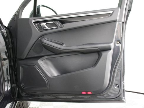 Used 2025 Porsche Macan image 23