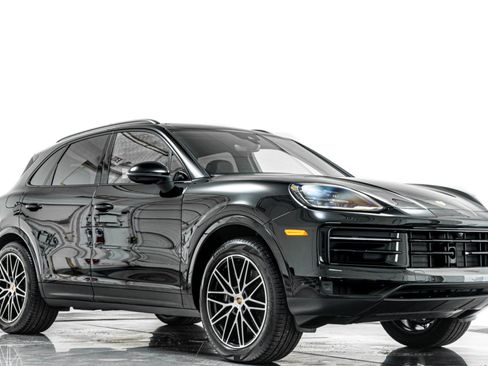Used 2025 Porsche Cayenne AWD/4WD image 32
